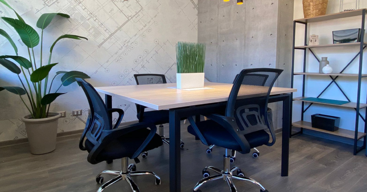 Puestos de trabajo con iluminación natural en oficina piloto