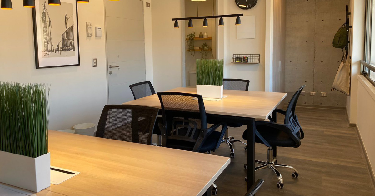 Espacio de trabajo con muro de hormigón a la vista