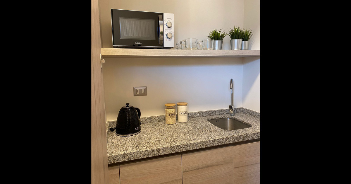 Kitchenette con cubierta de granito y equipamiento